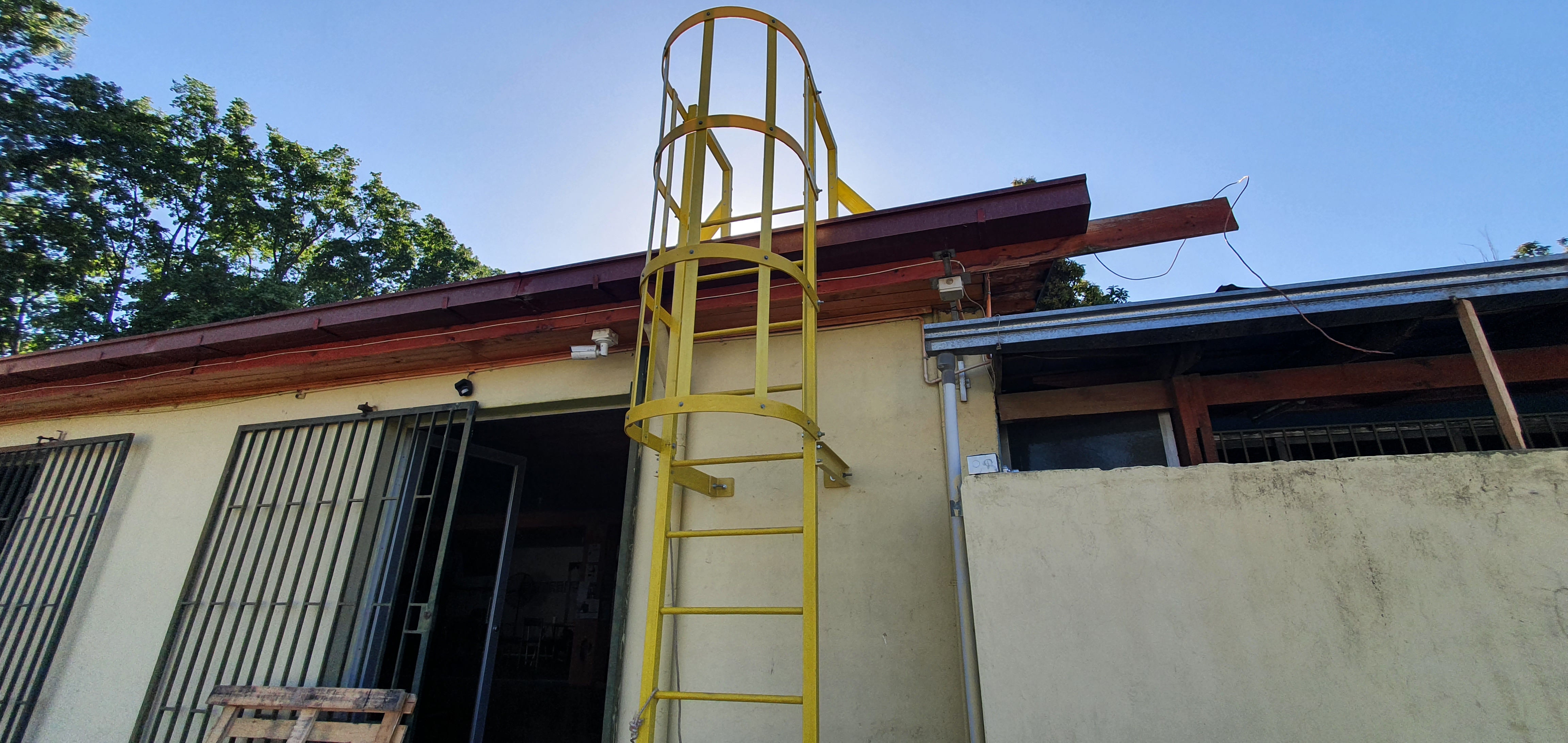 Escalera gatera FRP instalada – INDPUL